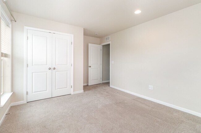 Building Photo - 1726 Bradley Dr