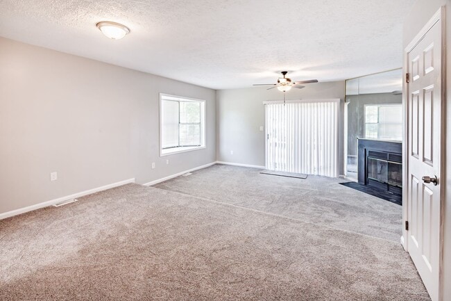Building Photo - 2 bedroom, 2.5 bath end unit townhome in Newark