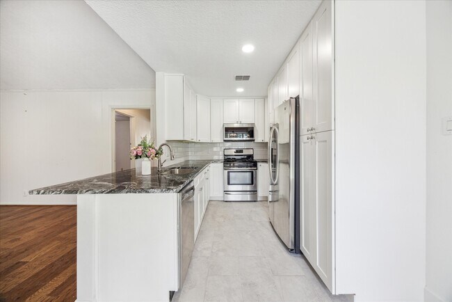 Building Photo - 5359 Little John Ln