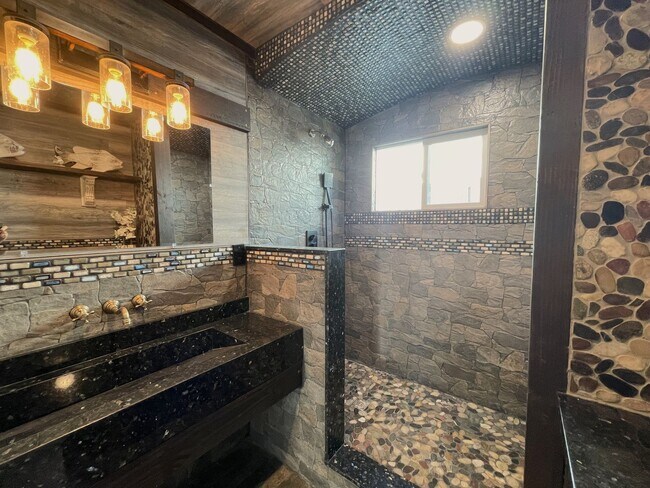 Building Photo - 8824 Tyrone Ave