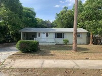 Building Photo - 3 Bed 2 Bath Home | Fenced Yard | Pet Frie...