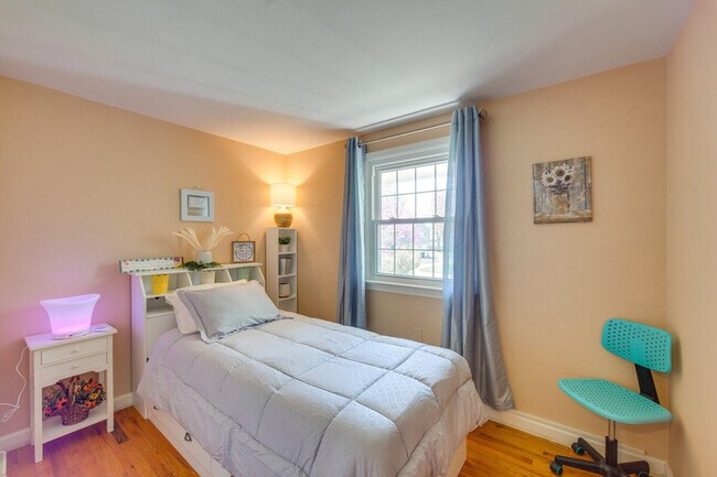 Building Photo - 25 Meadow View Dr