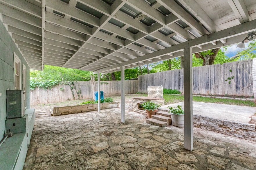 Building Photo - 11504 Oakwood Dr
