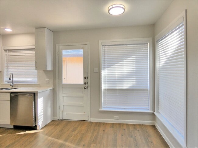 Building Photo - 606 Golfview Dr