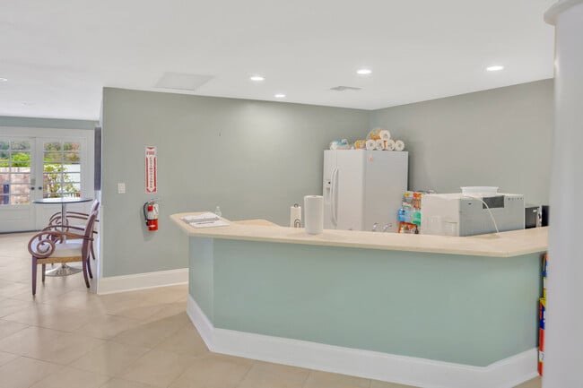 Building Photo - Lake Parsons Green