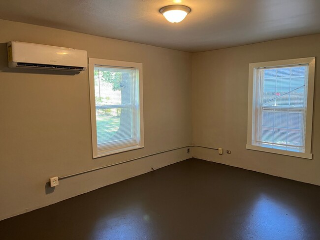 Building Photo - 1 Bedroom 1 Bathroom Triplex