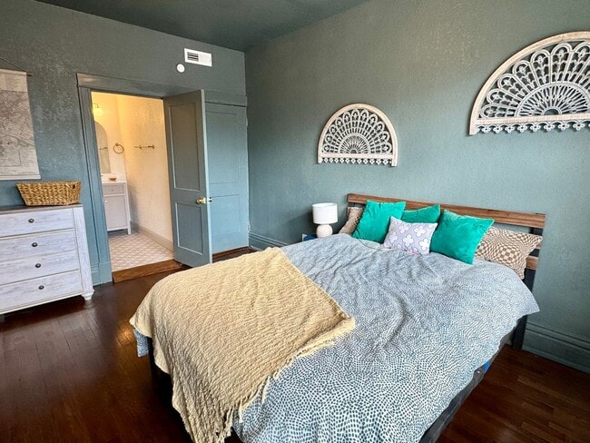 Building Photo - 4172 Russell Blvd