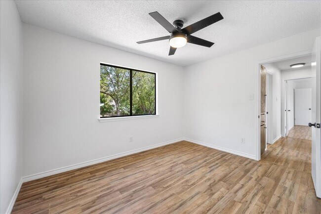 Building Photo - 1404 Deupree Dr