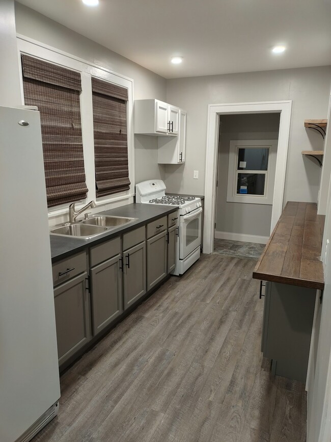 Building Photo - 620 Prairie Ave SW