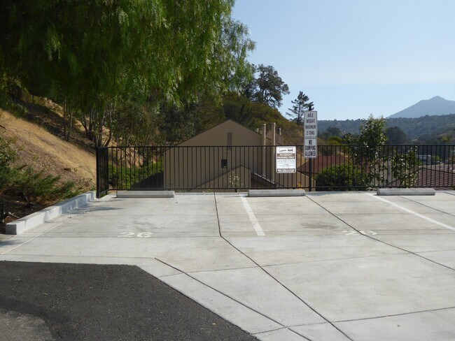 Building Photo - UPDATED 2 BEDROOM END UNIT 2-STORY CONDO WITH GREAT VIEWS IN SAN RAFAEL