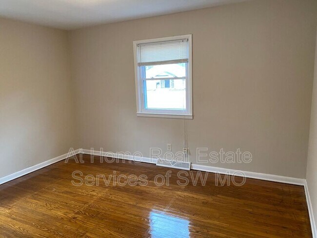 Building Photo - 1468 E Seminole St
