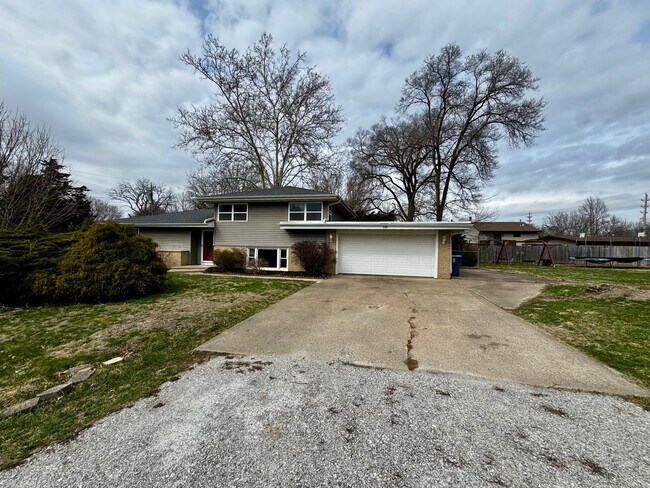 Building Photo - 4 Bedroom | 2 Bathroom Single Family Home | Renovated | Coal Valley