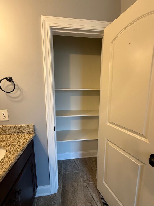 Building Photo - 3 Bedroom 3 Bath Pool Home in Columbia off...