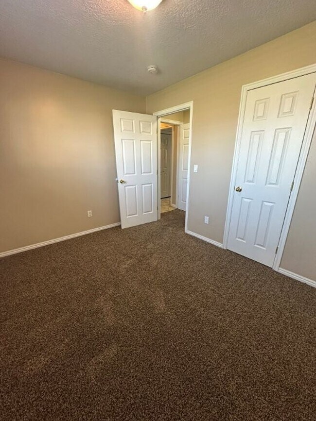 Building Photo - December Rent Free! Beautiful 5 Bed 2 Bath Home for Rent in Syracuse!