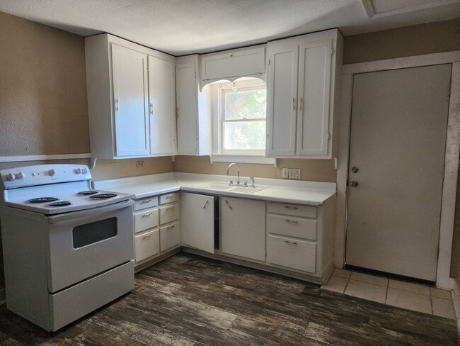 Building Photo - 2 Bed 1 Bath Home!