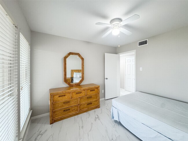 Building Photo - 112 Cove Point