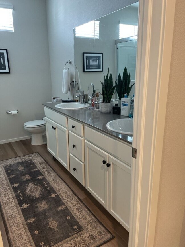 Building Photo - Newer 2 Bed / 2 Bath 2nd Floor Condo w/ 2 Car Garage