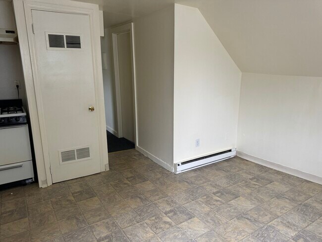 Building Photo - 5 W Main St