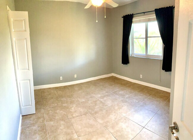 Building Photo - 421 Bayfront Dr