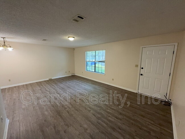 Building Photo - 2881 E Johnson Ave