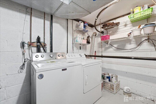 Building Photo - 2606 Trafalgar Square