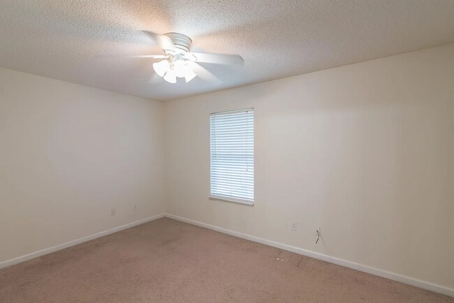 Building Photo - 3 Bed x 3 Bath with Garage!!!!