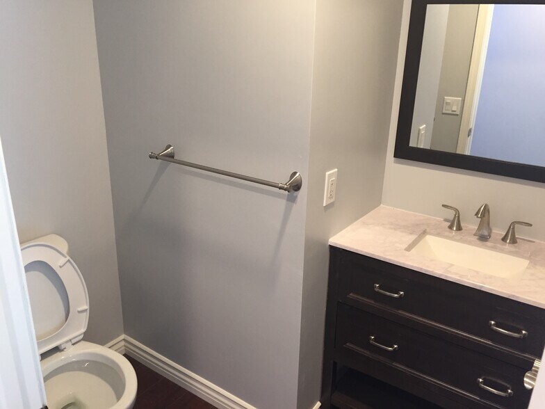 Powder room - 8422 Glider Ave