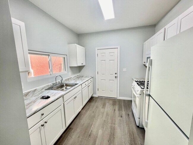 Building Photo - Bright and Updated 2 Bedroom 1.5 Bath House in Oakland