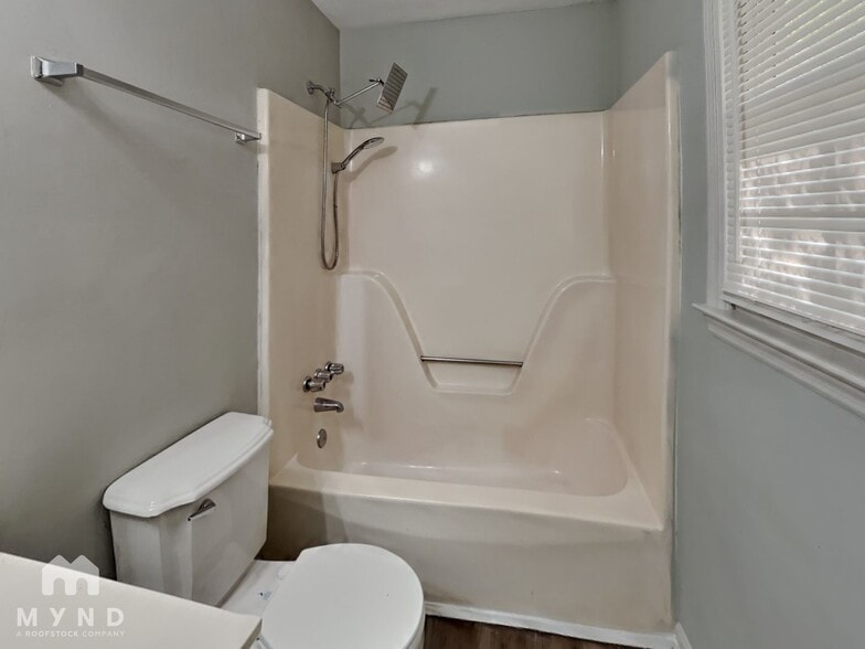 Building Photo - 421 Cabriolet Ct