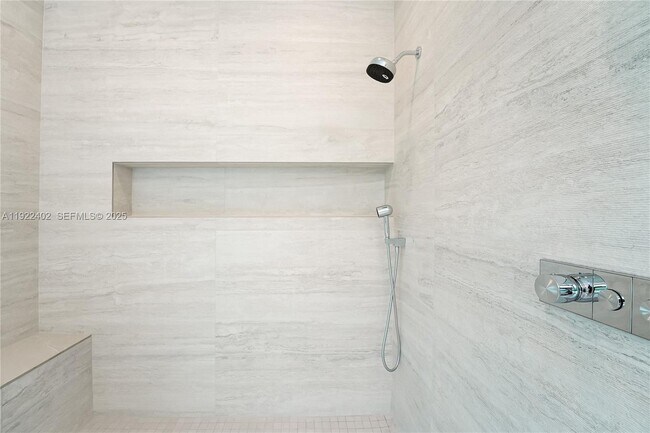 Building Photo - 333 NE Spanish Ct