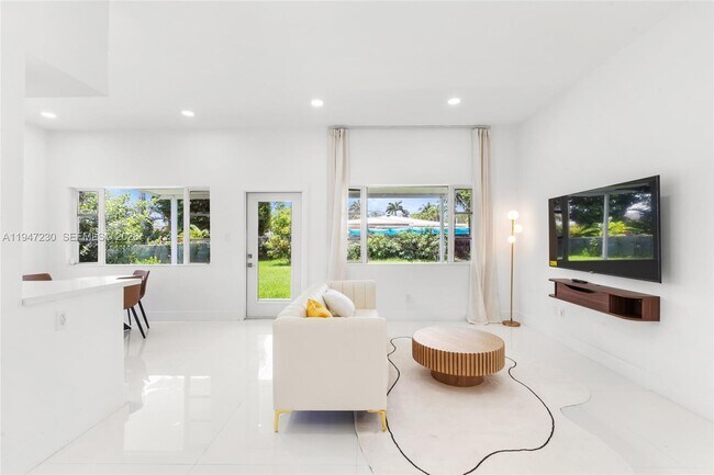 Building Photo - 1581 Normandy Dr