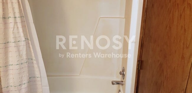 Building Photo - Available July 6th 2 Bedroom 2 Bath Townhome in Woodbury