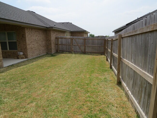 Building Photo - Welcome home to this beautifully designed 4-bedroom, 2.5-bathroom gem!