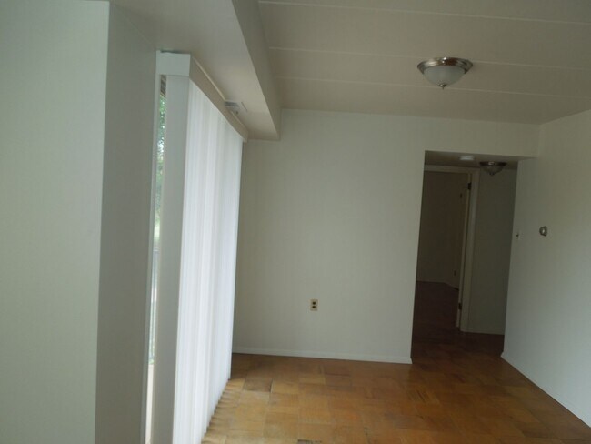 Building Photo - Cozy Leesburg condo with balcony