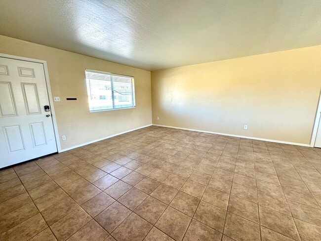 Building Photo - Spacious 4bdm 2Ba Tempe Home with New Kitchen and a Pool!