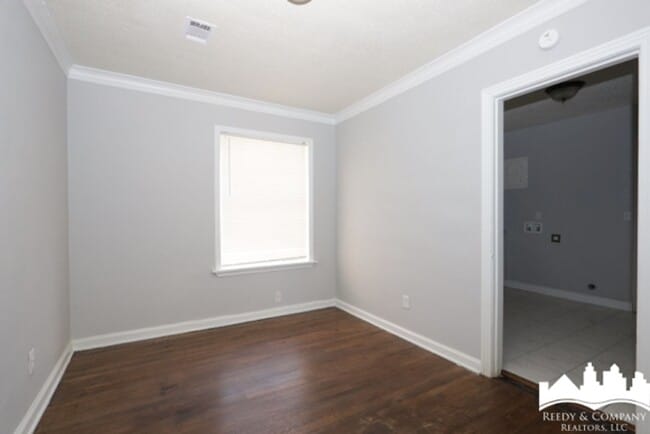 Building Photo - 2370 Larose Ave