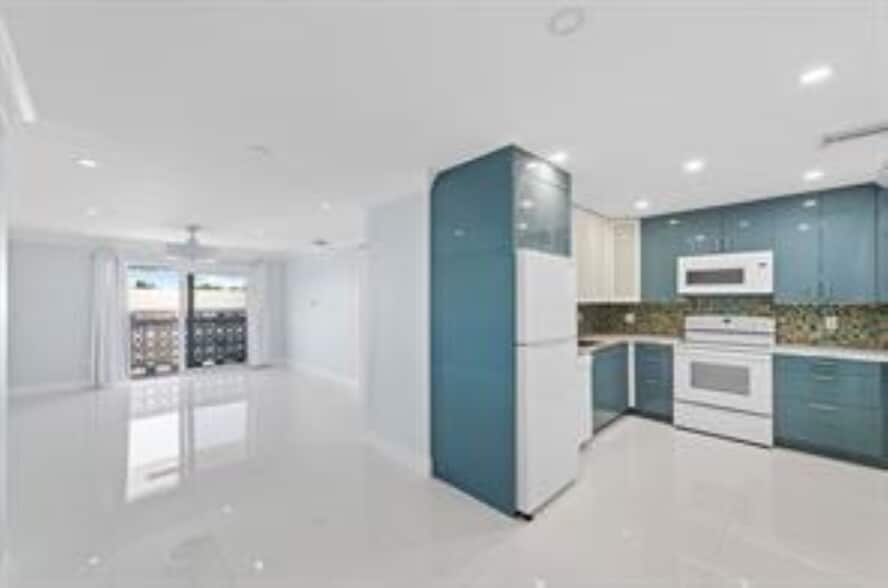 Building Photo - 3220 Bayview Dr