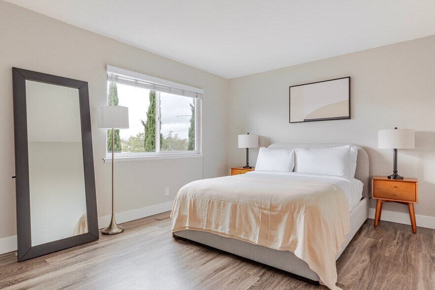 Building Photo - 900 E Hillsdale Blvd