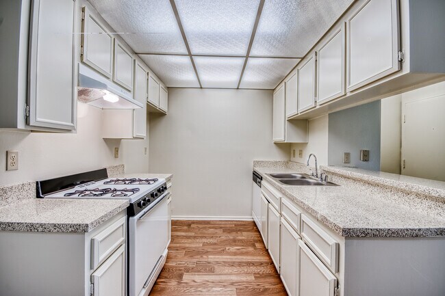 Building Photo - Cherry Creek Apartments