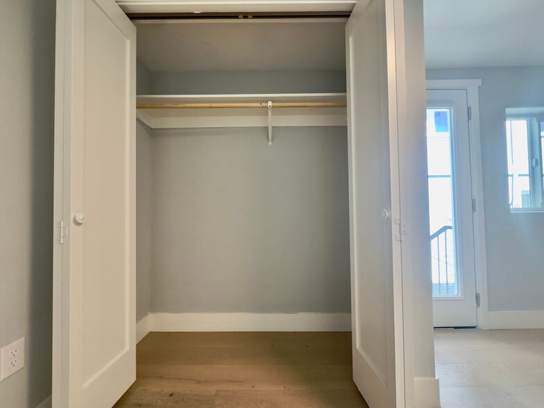 Building Photo - 914 Everett Ave