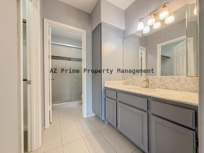 Building Photo - 750 E Northern Ave