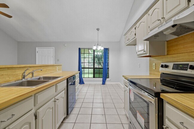Building Photo - 740 Prairie Creek Dr
