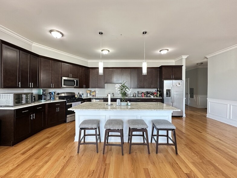 Building Photo - 522 N Western Ave