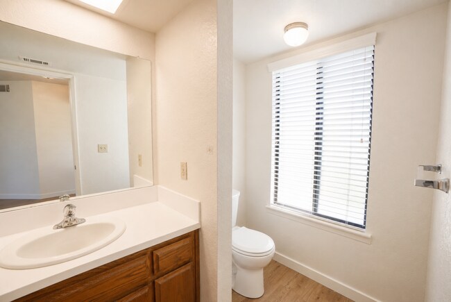 Building Photo - 1221 Primrose Ct
