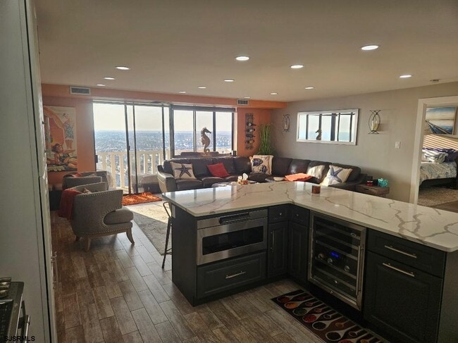 Building Photo - 100 S Berkley Square