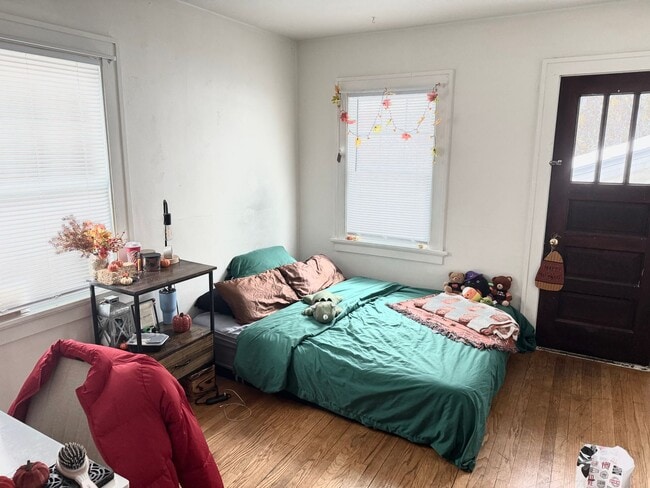 Building Photo - 6BR/2.5BA Prime Location Next to Camp Randall