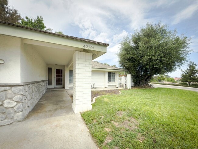 Building Photo - 3 Bedroom/2 Bathroom Private Home with Lar...