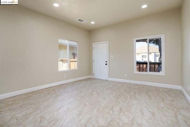 Building Photo - 106 Chanslor Ave