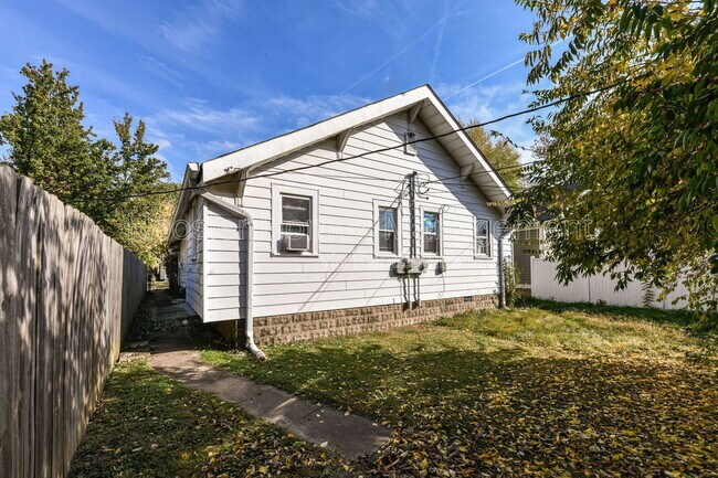 Building Photo - 802 N Denny St