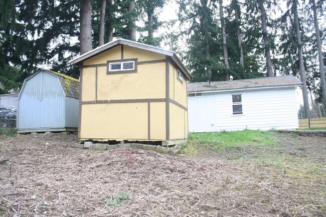 Building Photo - 2/3rd acre lot! 1 bdrm 1 bath. Store your ...